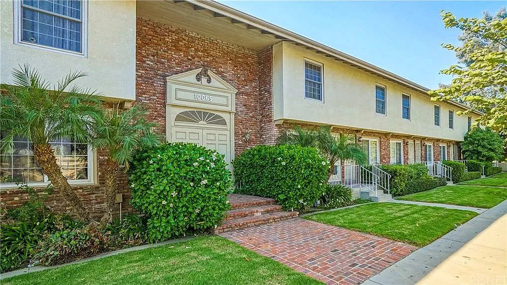 2 bed, 1.5 bath, 937 sqft, $2,600 — Photo 1
