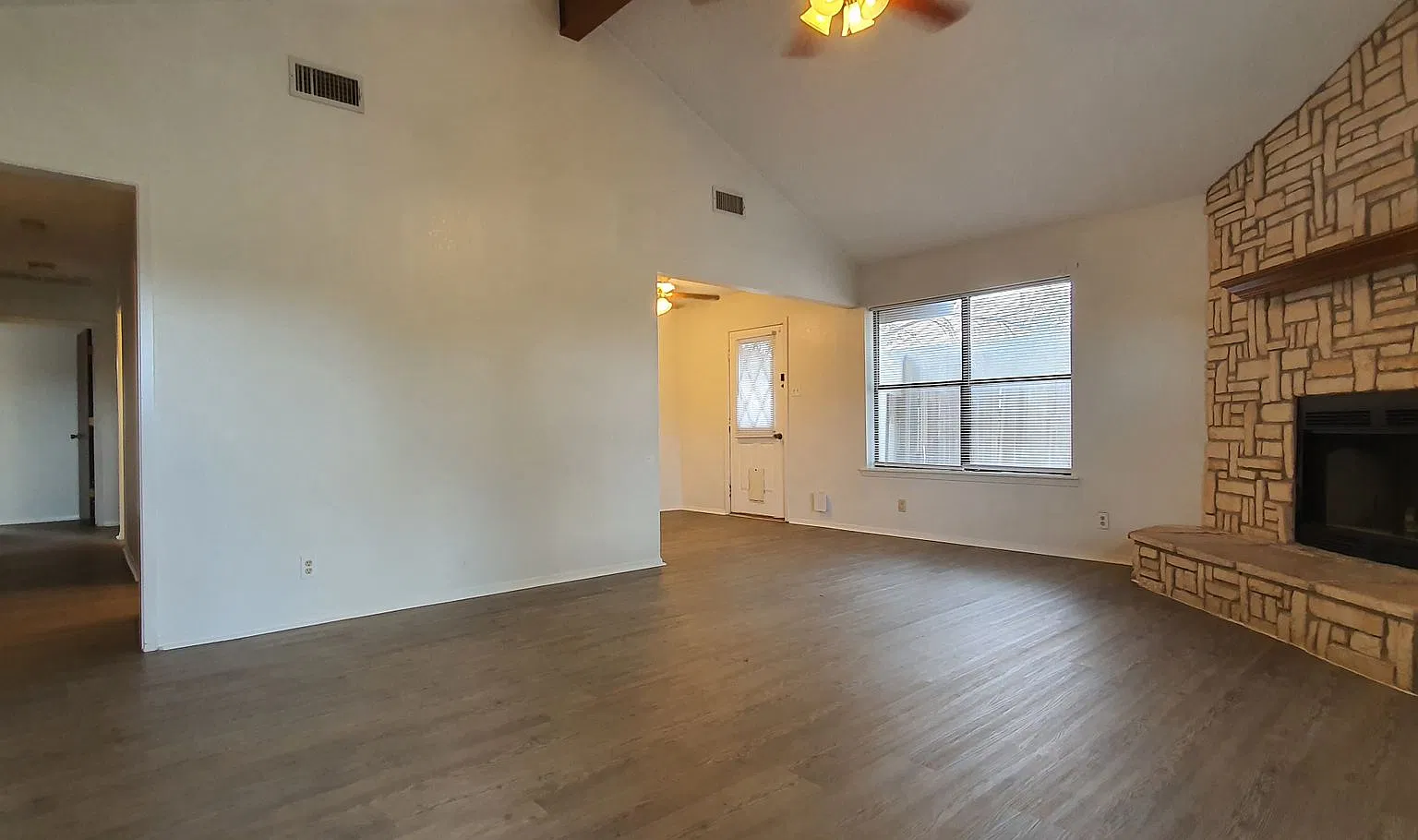 Spacious 4 Bed, 2 Bath Home Available Now! — Photo 2