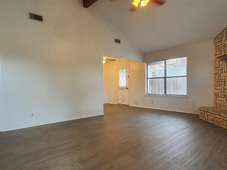 2922 N Oakes St — Photo 17