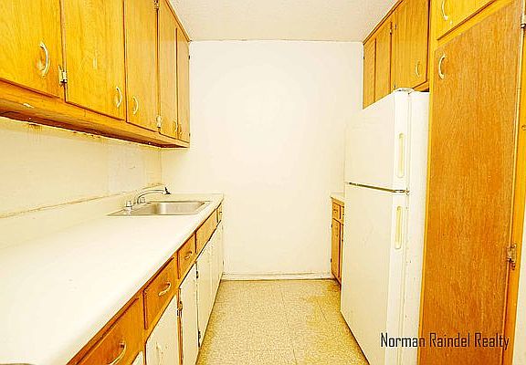 4th image of 660 E 98th St APT 2D
