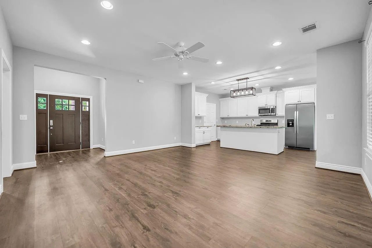 3 bed, 2.0 bath, 2001 sqft, $2,300 — Photo 3