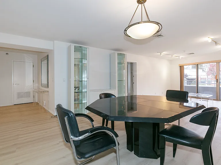 100 Cuttermill Rd — Photo 13