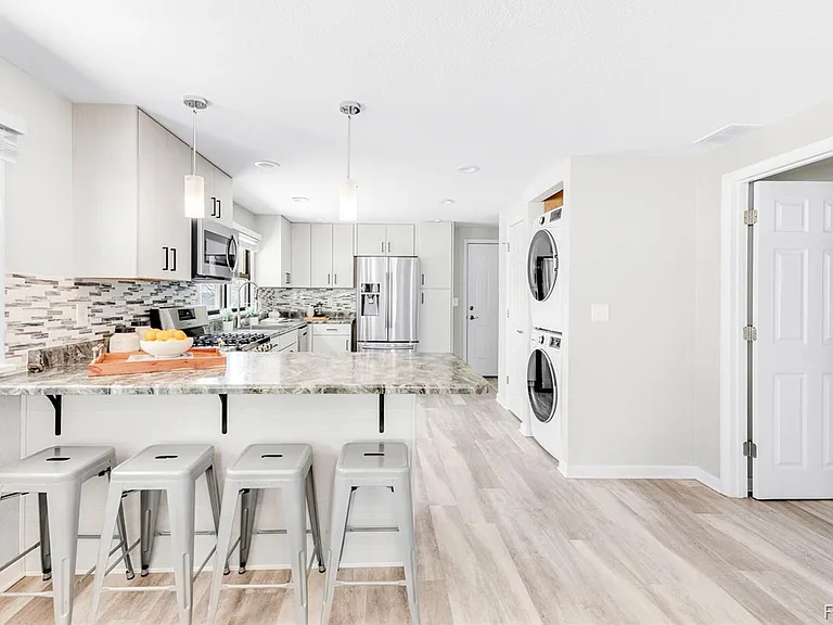400 W Chester St — Photo 7