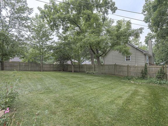 Back Yard is fully fenced and a great space for dogs and kids !