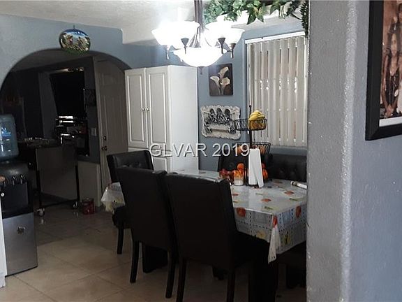 2nd image of 2807 La Canada St