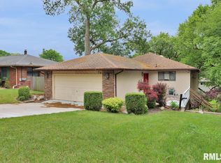24 Oak Hill Ct, Pekin, IL