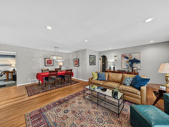 5th image of 1005 White Oak Dr