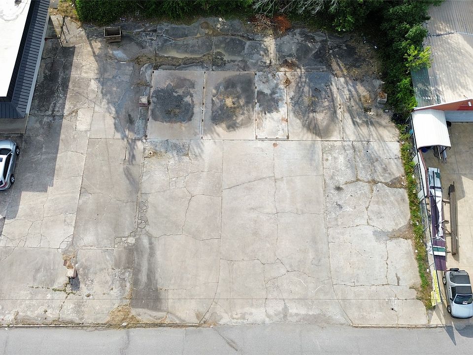 2nd image of 703 N Main St