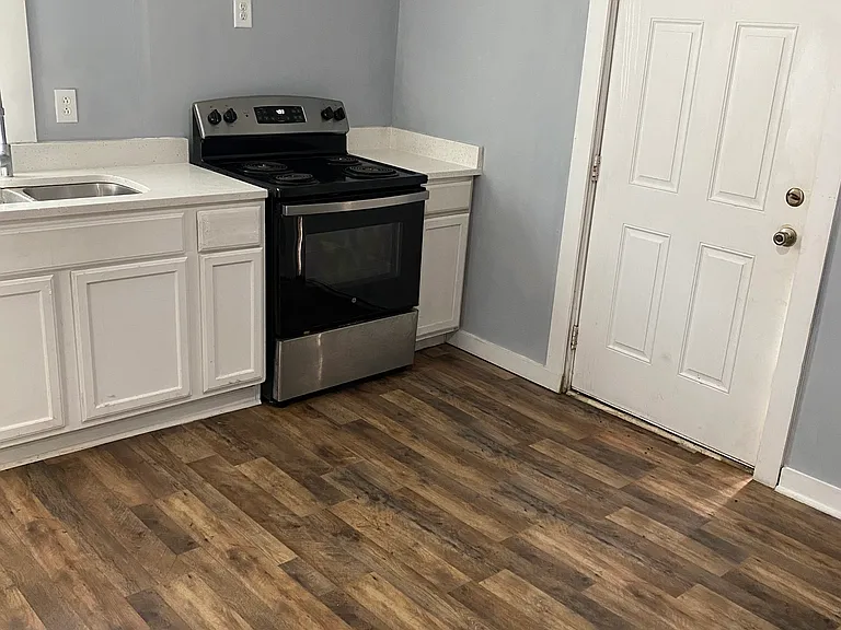 2433 Myers St — Photo 6