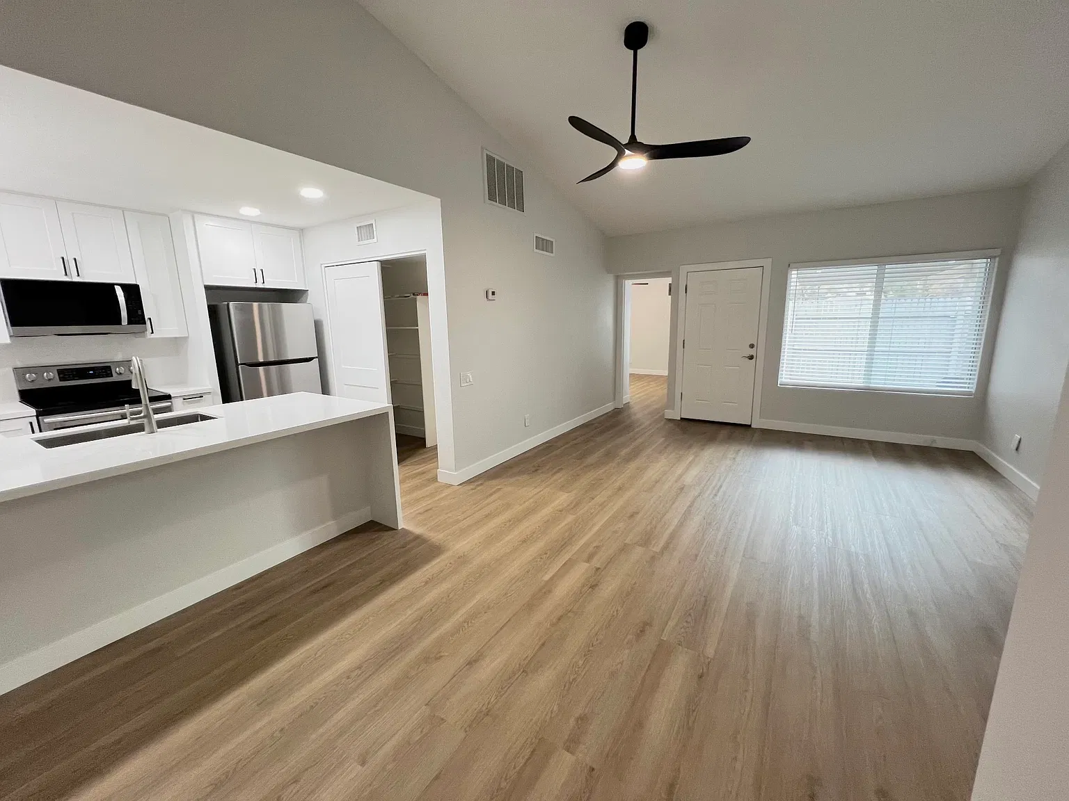 2 bed, 890 sqft, $1,849 — Photo 3