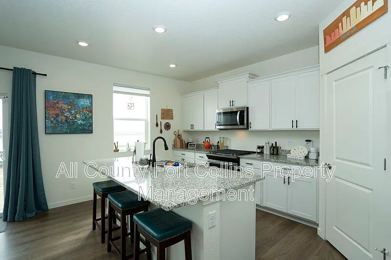 4 bed, 3.0 bath, 2471 sqft, $2,875 — Photo 3