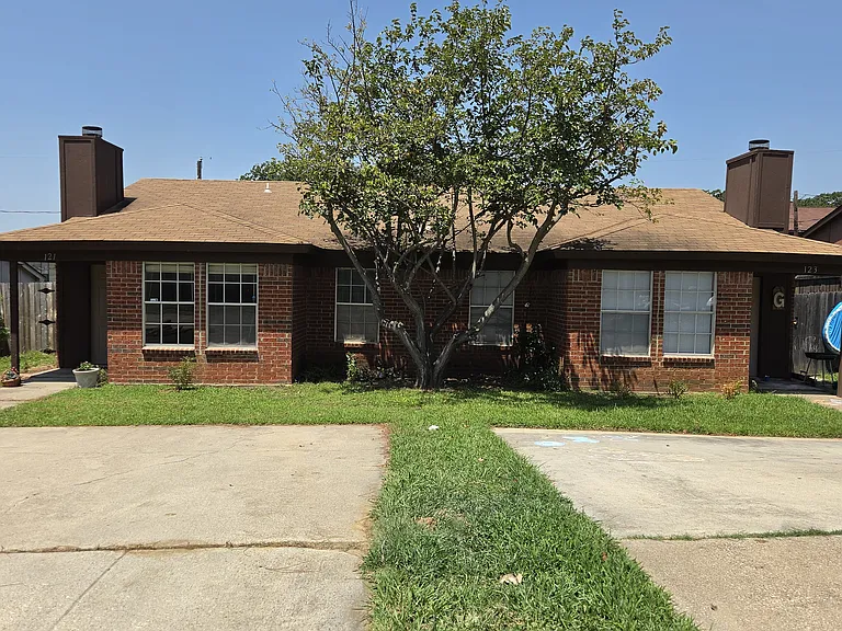 121 Oakwood Ln — Photo 2