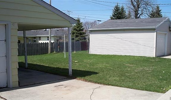 GARAGE & YARD