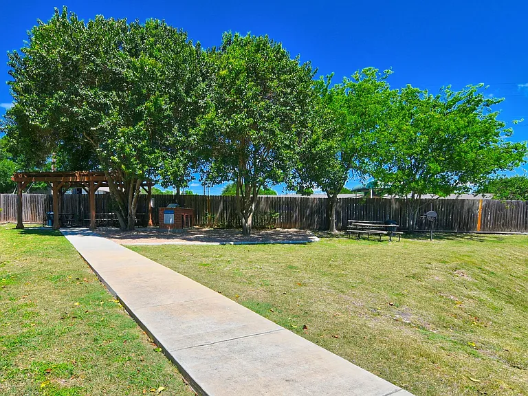 Braunfels Place — Photo 13