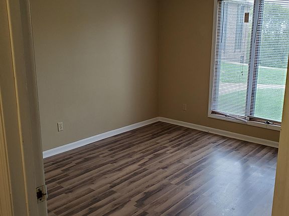 3rd image of 1655 Foxhaven Dr APT 105