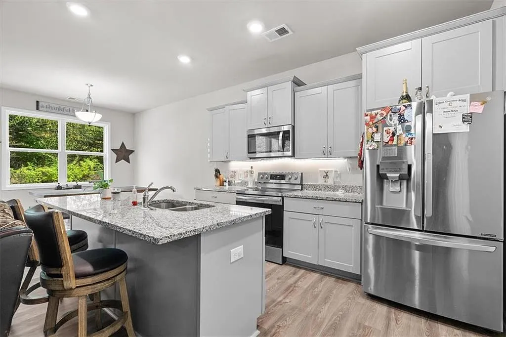 4 bed, 3.5 bath, 2568 sqft, $2,200 — Photo 4