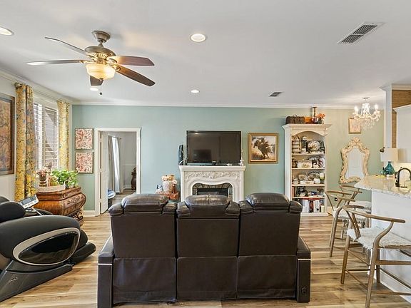 2nd image of 603 W 6th Ave Unit 103