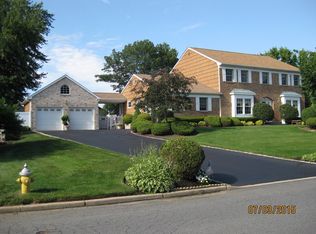 30 Fleetwood Rd, Commack, NY 11725