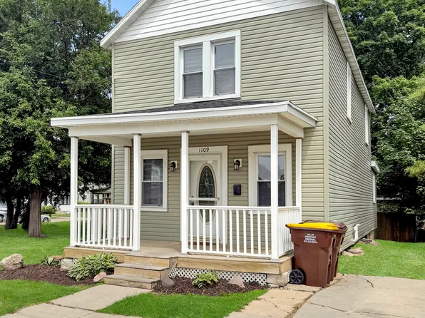 1109 S Locust Ave, Freeport, IL 61032