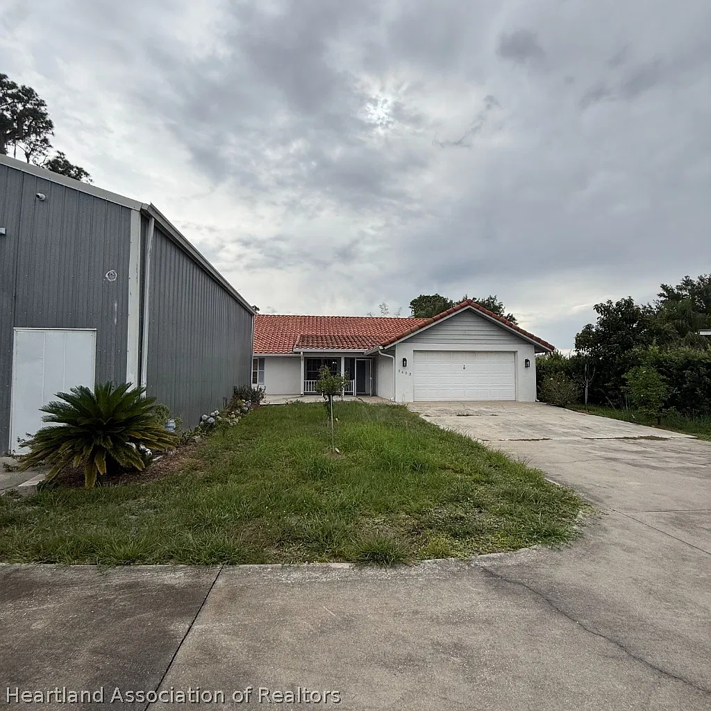 3 bed, 3.0 bath, 2075 sqft, $2,500 — Photo 2