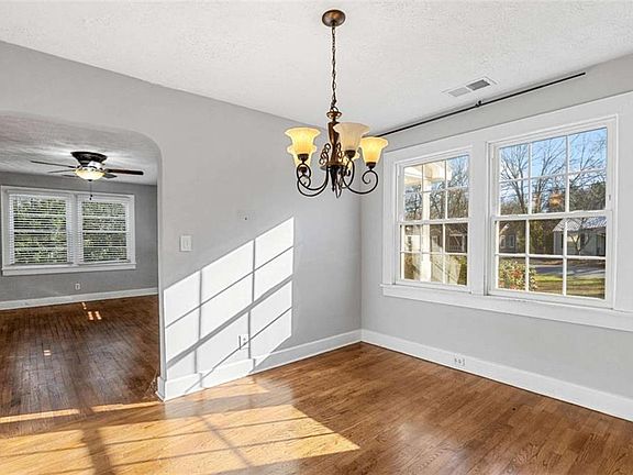 4th image of 724 Charlton St NW