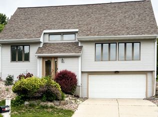 7102 Friendship Ln, Middleton, WI 53562