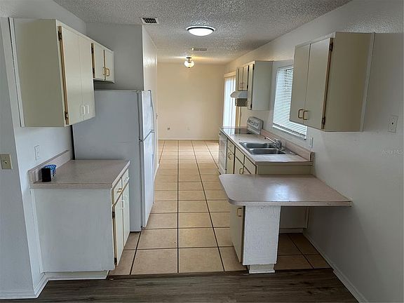 3rd image of 2 Pine Ct