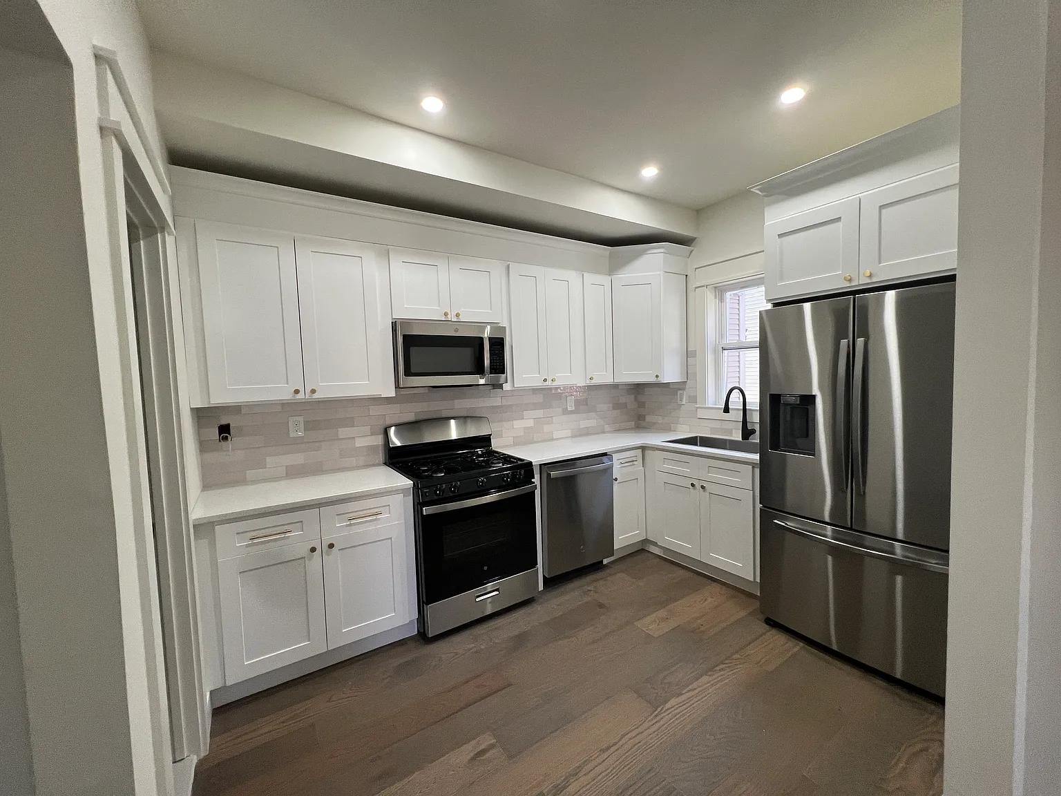 2 bed, 950 sqft, $3,750 — Photo 2