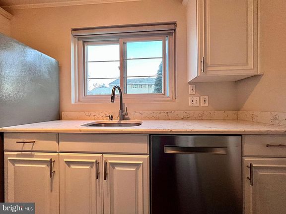 4th image of 5332 Pooks Hill Rd #304