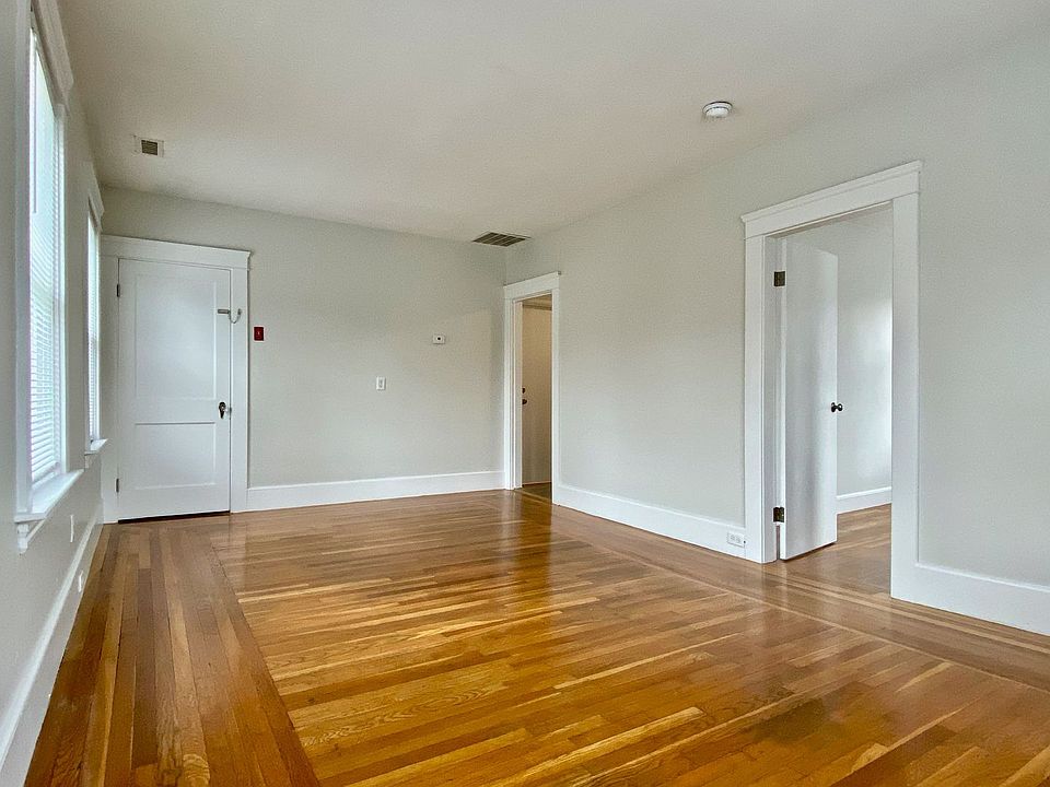 1st image of 481 Oaklawn Ave APT 3