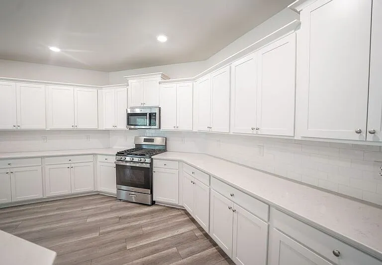 225 Lillian St — Photo 11
