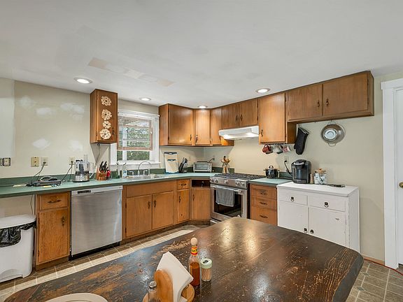 4th image of 21 Waumbeck Road