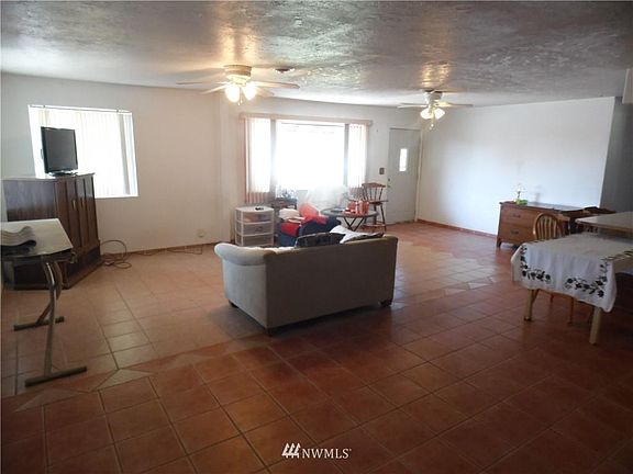 5th image of 445 Sylvan Dr