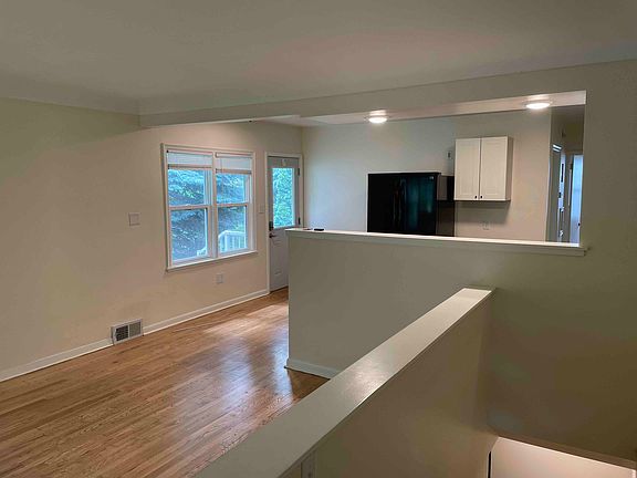 3rd image of 515 Desnoyer Ave