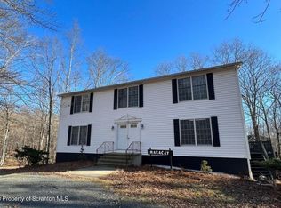 102 Forest View Dr, Hawley, PA 18428