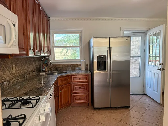 2 bed, 1000 sqft, $2,400 — Photo 3