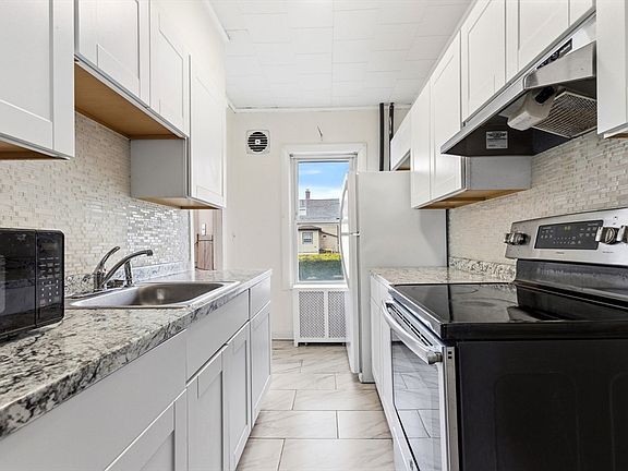 3rd image of 27 Cook St