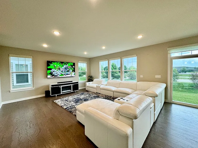 233 Farmstead Ct — Photo 10