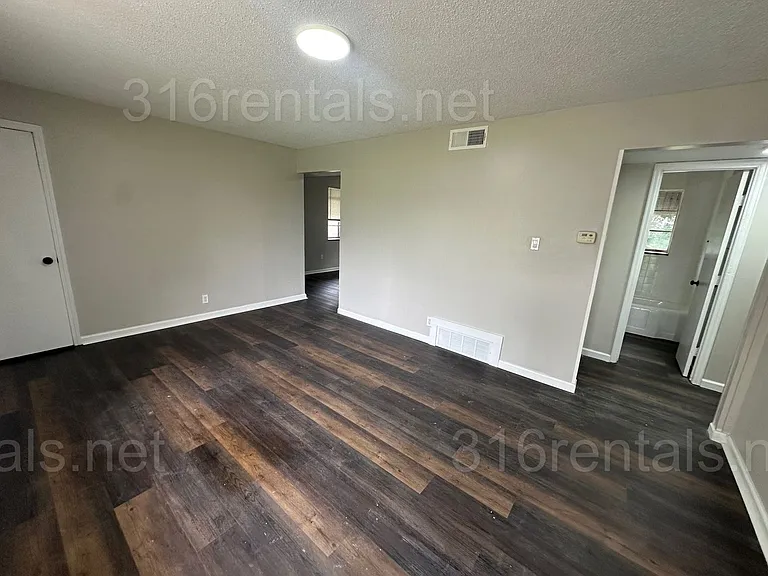 1920 S Fern Ave — Photo 6