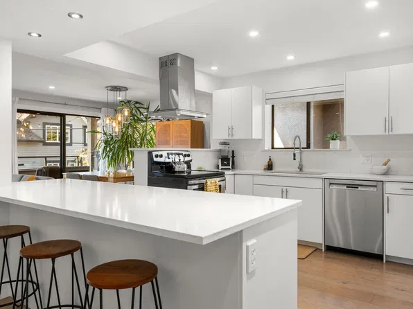 2133 Saint Georges Ave #19, North Vancouver, BC V7L 3K5