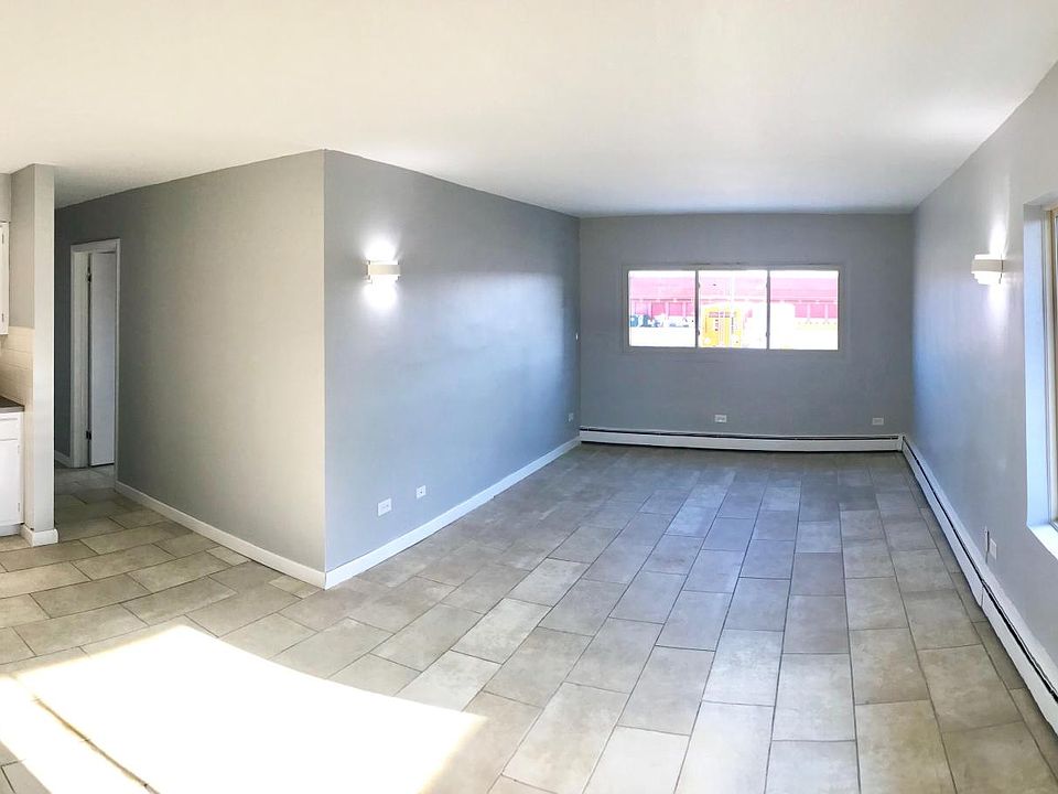 Welcome to our beautiful 2 bedroom unit at our 5450 S Archer