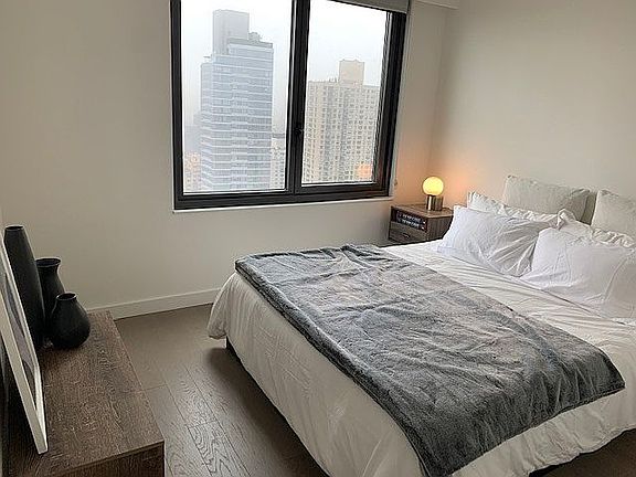 4th image of 220 E 72nd St APT 10D