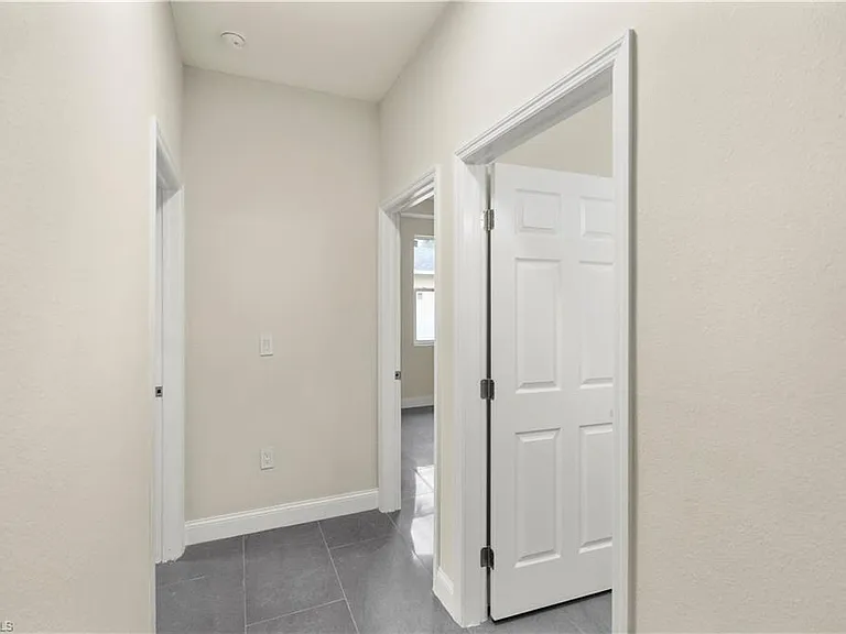 1043 Albert Ave — Photo 28