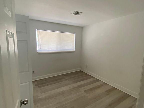 3rd image of 580 NE 36th St APT 1
