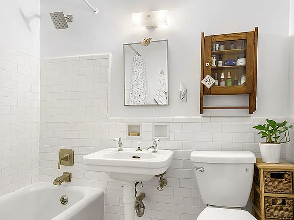 3rd image of 59 Pineapple St APT 2J