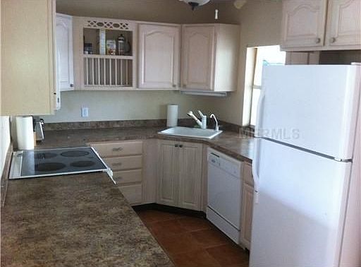 3rd image of 147 NE Poinsettia Ne Cir