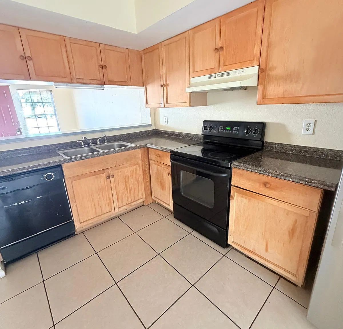 2 bed, 1.5 bath, 950 sqft, $1,300 — Photo 2
