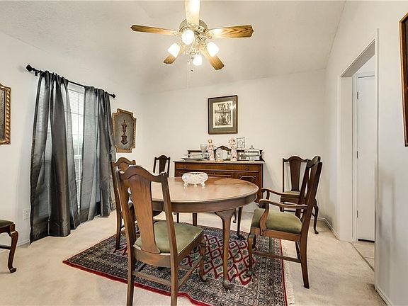 3rd image of 901 Winterbury Ct