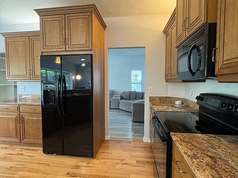 6077 Marella Dr — Photo 4