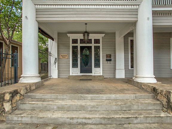 3rd image of 125 W Mistletoe Ave